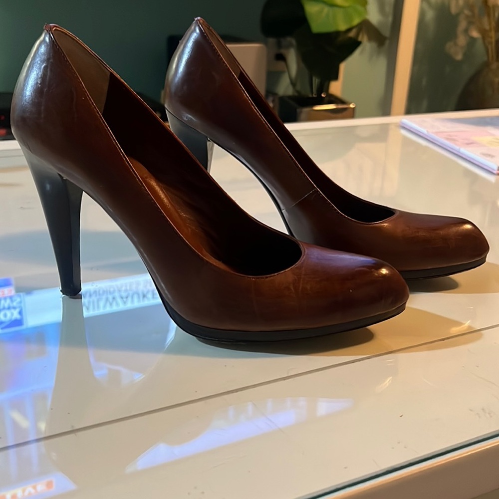 Platform pumps brown.